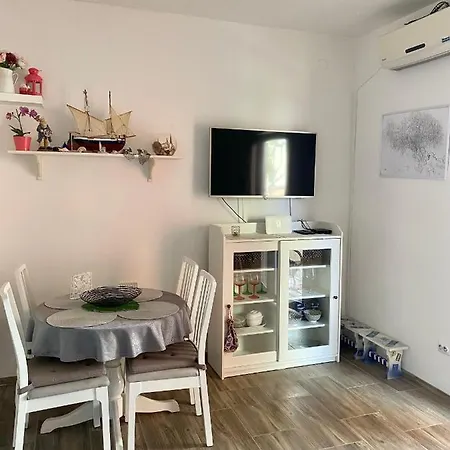 Lumar Holidays And Apartments *