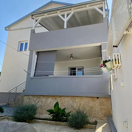 Lumar Holidays And Apartments