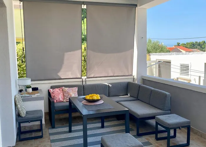 Lumar Holidays And Casa de Férias Preko